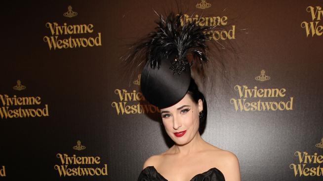 Дита фон Тийз съблазнява себе си със своя марка бельо