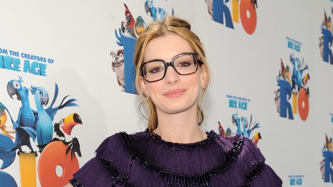 Ан Хатауей посинила статист по време на снимки