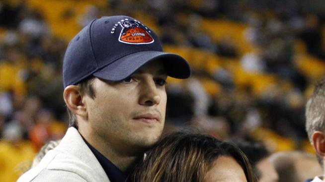 Аштън вкара и годеницата си Мила в „Двама мъже и половина“