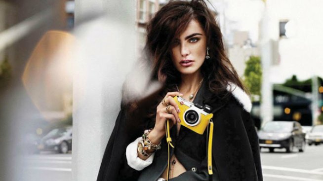 Една самоуверена и стилна жена в града