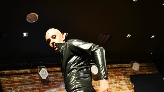 Лейди Гага? Азис? Не, Стратия...