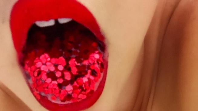 Блясък върху езика: Новата тенденция в Instagram