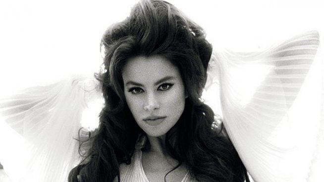 Още секси извивки от София Вергара