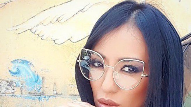 Фолкпевица пуши трева, дразни се на критиките