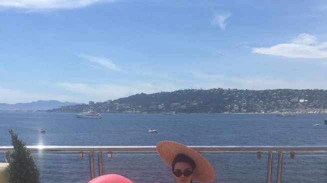 Гид от моделите: Как да носим сламена шапка?