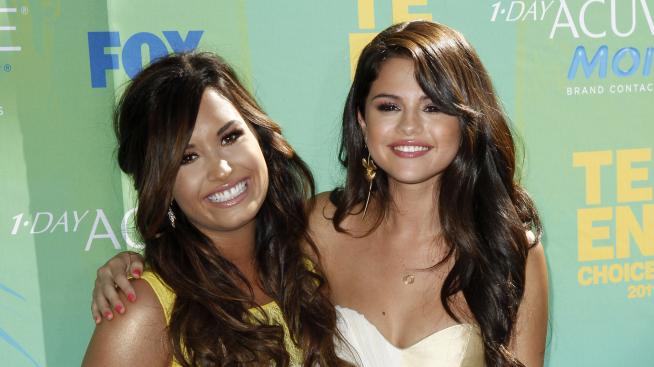 Деми Ловато споделя подкрепата си за Селена