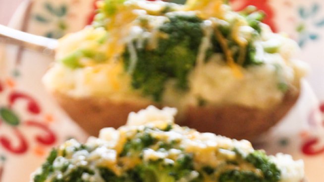 Печени картофи с броколи и сирене