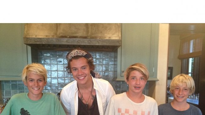 Хари Стайлс прави пица със сина на Синди Крауфорд