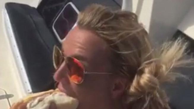 Бритни пази талия с гигантски хот-дог в Хавай