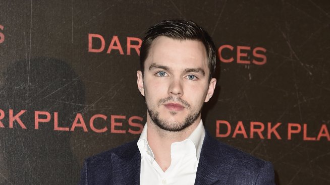 Никълъс Холт има нова приятелка