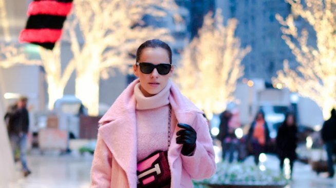 Как да носите розово, без да изглеждате по детски