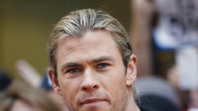 Крис Хемсуърт е мъж под чехъл