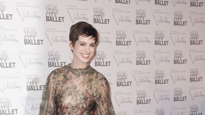 Ан Хатауей е наела сватбената агентка на Натали Портман