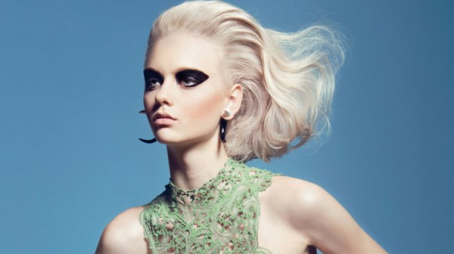 Повече волани за перфектно подчертана талия