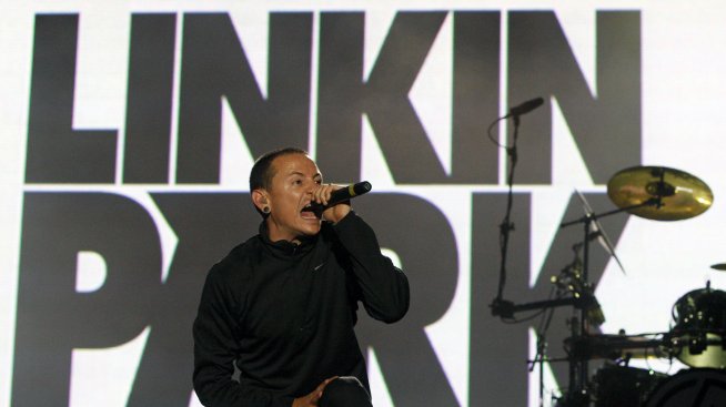 1 година мина: Светът страда за Честър Бенингтън