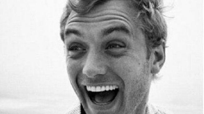 Джуд Лоу по бански като папа