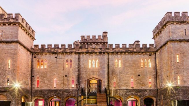 Викториански замък се превърна в луксозна журналистическа редакция