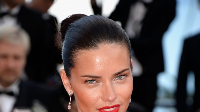 Червени устни и бяла рокля