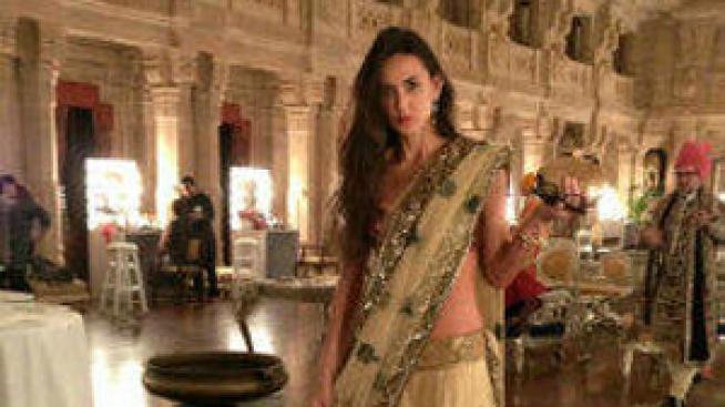 Деми навърши 50. Празнува без мъже в Индия