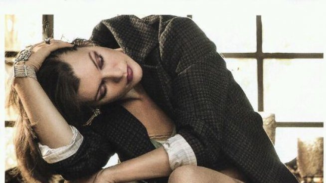 Мила Йовович по чорапи, високи токчета и палто