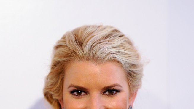 Джесика Симпсън пак ще забавлява войници