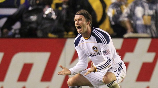 Бекъм сложи маска за сън на тренировка (видео)