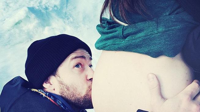 Кои звезди споделиха в интернет, че чакат бебе