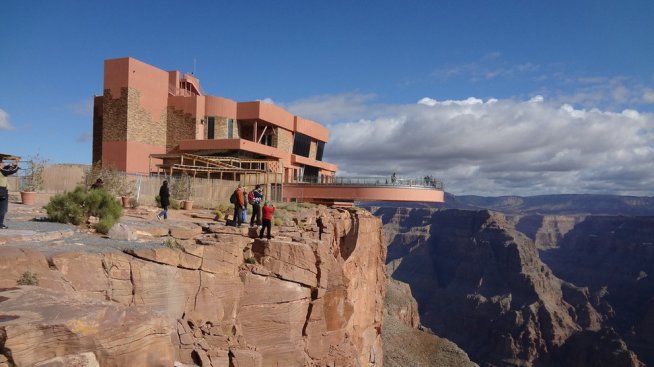 Най-страховитите платформи за туристи в света