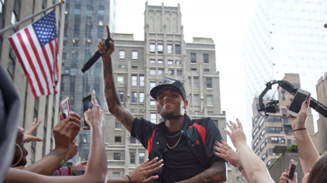 Крис Браун напусна клиниката, в която лекуваше гнева си