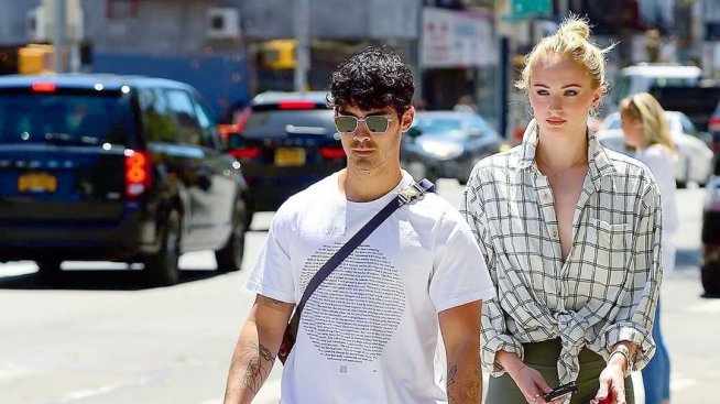 Джо и Софи с татуировки в памет на кучето им