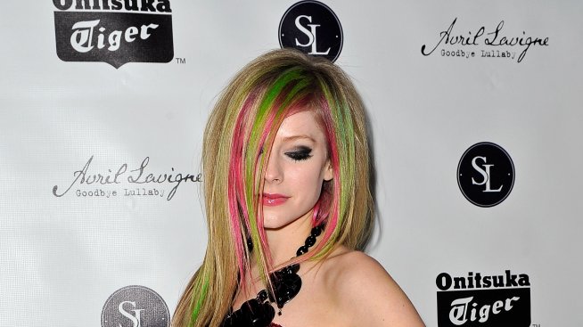 Ентусиаст събира 5000 долара, за да се ожени за Аврил Лавин