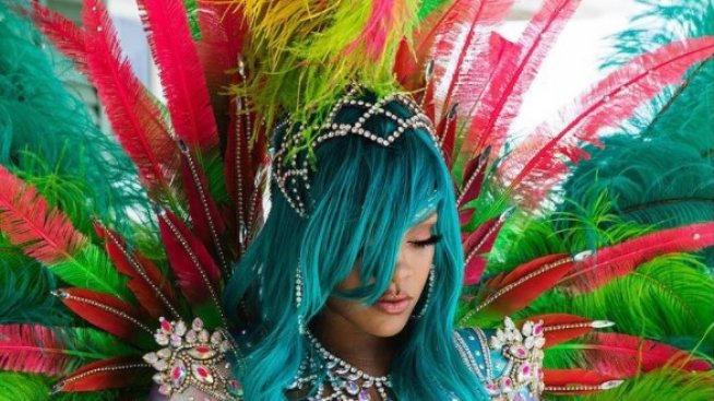 Риана показа пищни форми, Крис Браун одобри