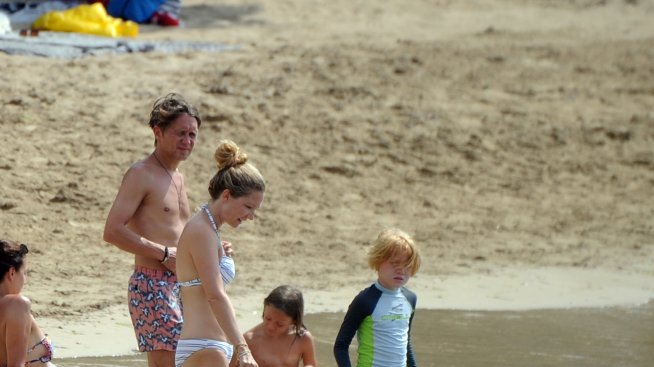 Папараци: Марк Оуен от Take That с жена си на плажа