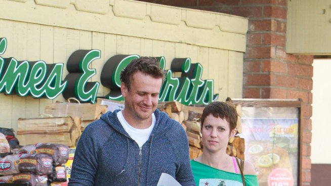 Джейсън Сийгъл има нова приятелка