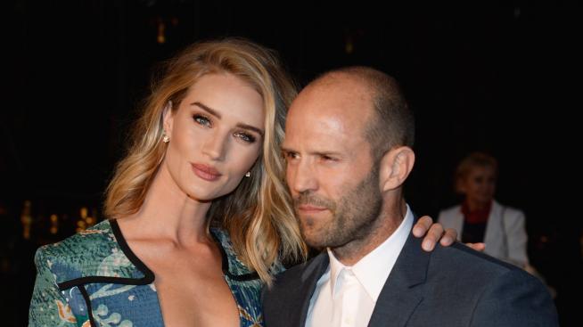 Джейсън Стейтъм обича да плува пиян в басейна си