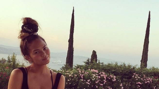 Криси Тейгън показва селфита от европейската си ваканция