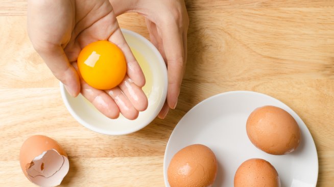 На ръка разстояние: Суровото яйце – дар за подхранване на косата