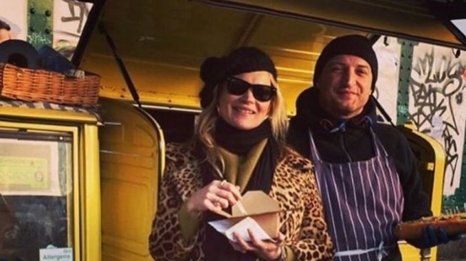 Кейт Мос продава виетнамска храна от миниван