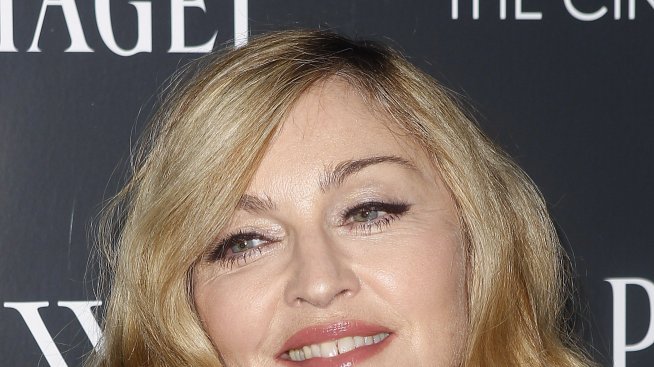 Мадона си внася алкохол и чаши в заведение