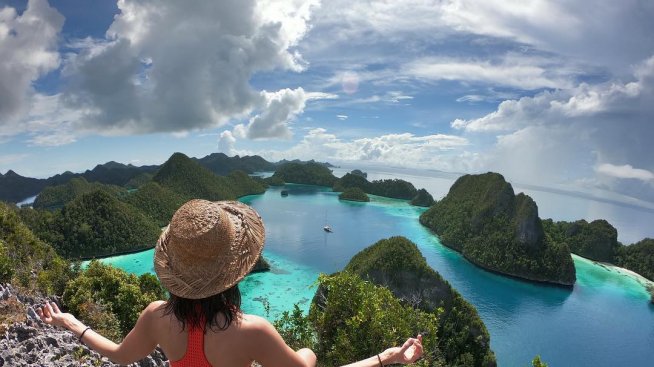 Нина Добрев отморява с приятелки в Индонезия