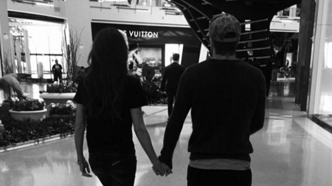 Раздяла? Виктория и Дейвид нежно хванати за ръце