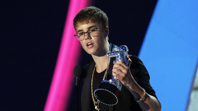 Джъстин продава змията си на търг (снимка)