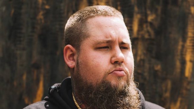 Раг ен Боун Ман се ожени по анцуг