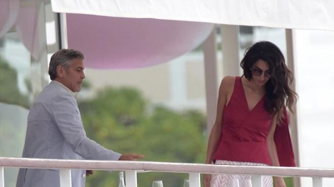 Клуни се забавлява в Кан, вдигна шампанско