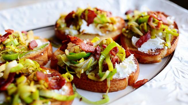 Апетитни брускети с козе сирене и бекон