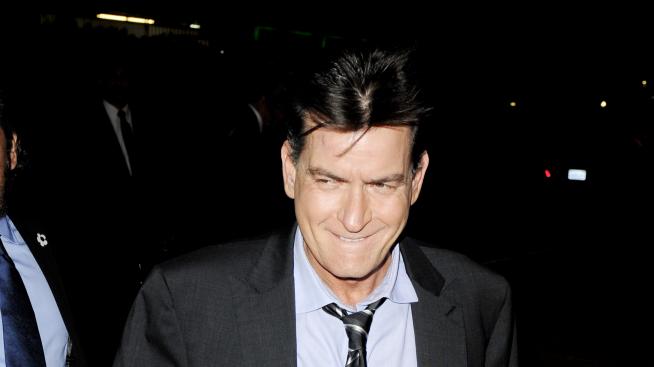 Чарли Шийн плаща дълговете на Линдзи Лоън