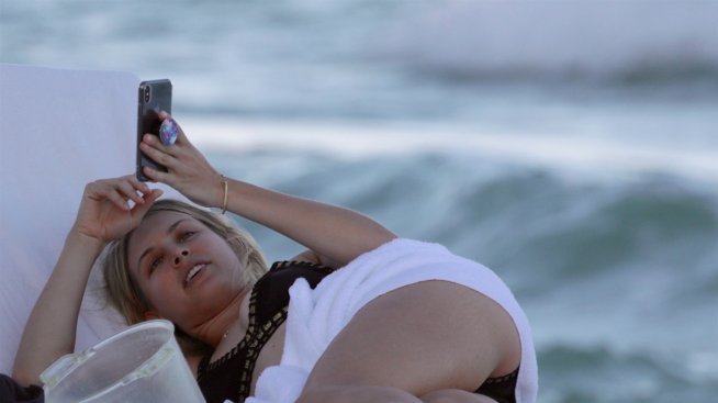 Кандидатка за сърцето на Гришо на плаж с фен