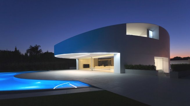 Овална къща като от бъдещето