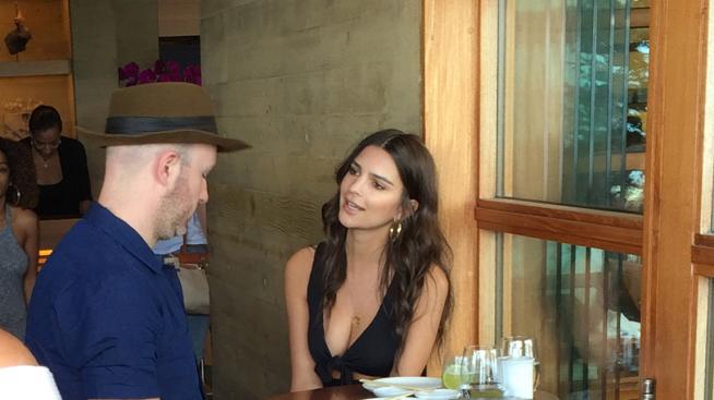 Папараци: Емили Ратайковски по бански в суши ресторант