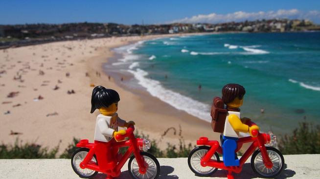 Приключенски настроена LEGO двойка пътува по света